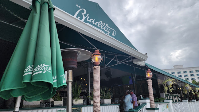 Comentarii opinii despre E.R. Bradley's Saloon