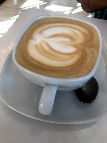 Lefkos Pyrgos Cafe - Hospitality and gastronomy