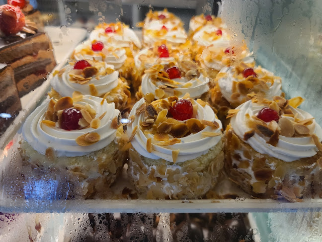 Lefkos Pyrgos Cafe - Hospitality and gastronomy