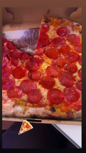 Opinii despre Roaming Woodfired Pizza în Yonkers - Hospitality and gastronomy