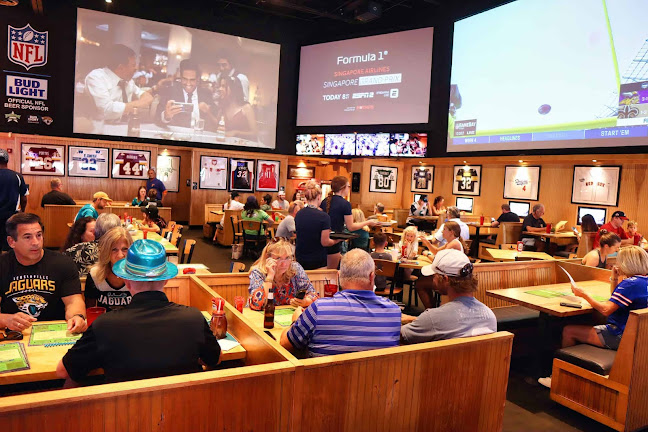 Sneakers Sports Grille