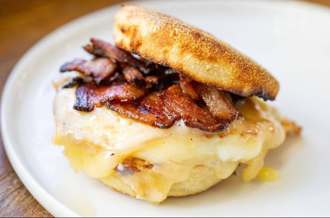 Mike & Patty's Bay Village - Hospitality and gastronomy