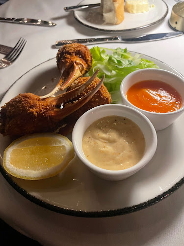 Esquire by Cooper's Hawk - Chicago