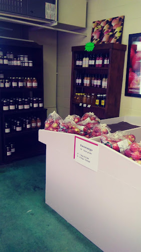 Wood Orchard fresh apples and produce marketplace store - Green Bay