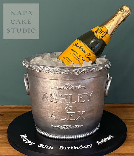 Louise Sandy Custom Cakes - Hospitality and gastronomy