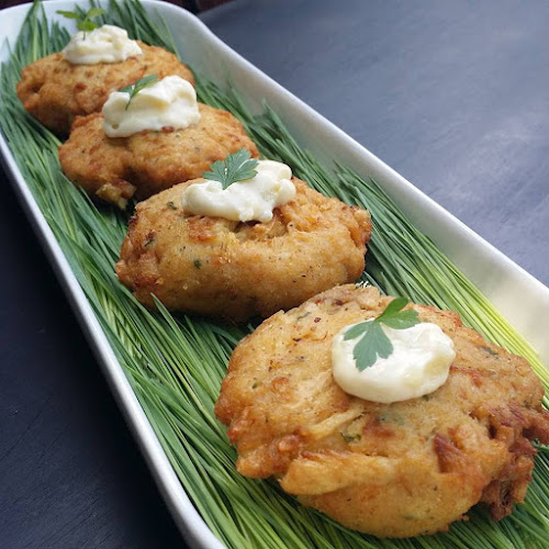 76 Walnut St #1B, Peabody, MA 01960