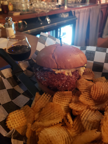 http://www.erniesmidtownpub.com/