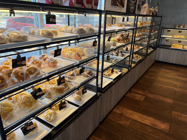 24455 Magic Mountain Pkwy, Valencia, CA 91355, United States