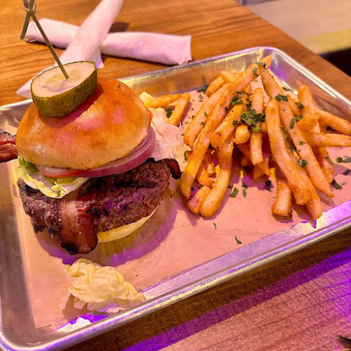 Roscoe’s Bar & Burgers - Hospitality and gastronomy