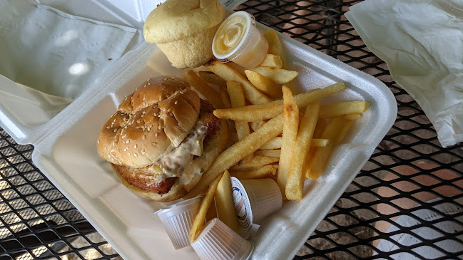 Comentarii opinii despre C & B Famous Chicken