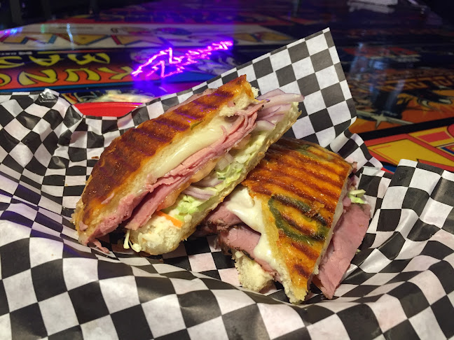 Opinii despre Crave 80s Arcade Bar în Marysville - Hospitality and gastronomy