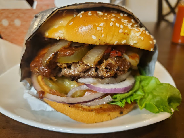 The Burger Den - Kenner