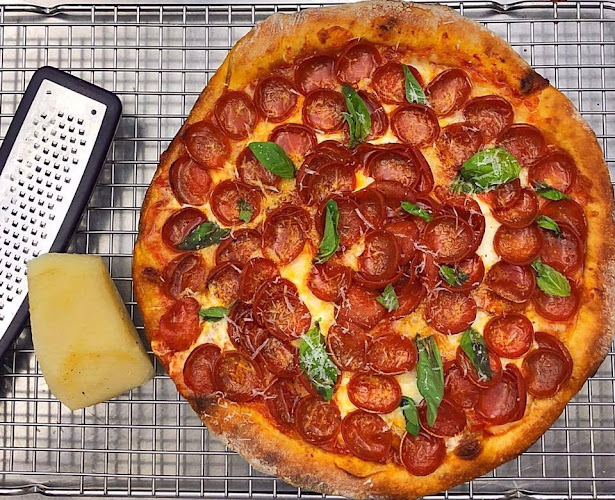 Opinii despre Crown Chicken & Pizza în New York - Hospitality and gastronomy