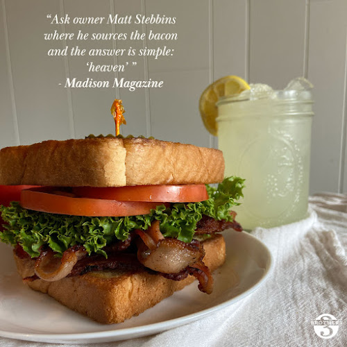 Comentarii opinii despre Brothers Three Bar & Grill