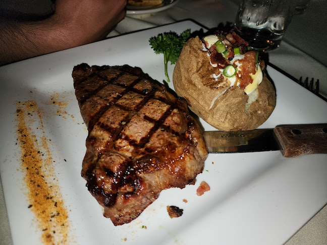 Opinii despre Carvers Steaks & Chops în Poway - Hospitality and gastronomy