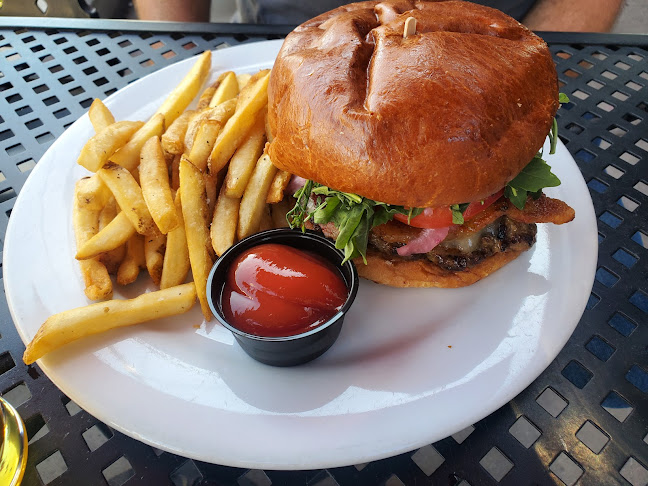 Comentarii opinii despre Milestone Tavern