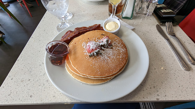 Lulu California Bistro - Hospitality and gastronomy