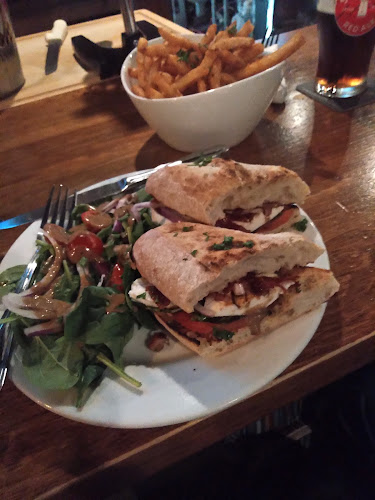 Comentarii opinii despre Finnegan’s Wake Irish Pub