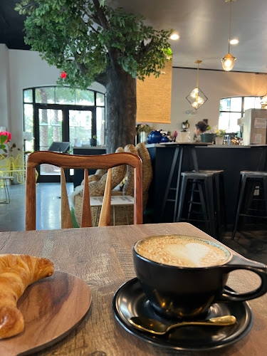 Lady and the Mug - Hospitality and gastronomy