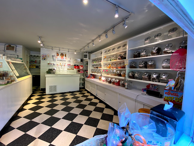 Opinii despre Scoops Ice Cream & Candy Shop în Norwalk - Hospitality and gastronomy