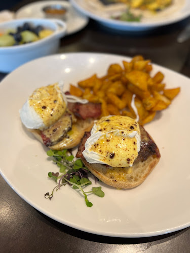 Perle on Maple Restaurant & Bar - Hospitality and gastronomy