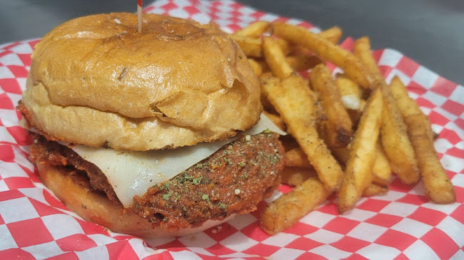 Opinii despre 2 Nine Five ( House of Artisan Chicken Burgers & Gourmet Fish & Chips) în Niagara Falls - Hospitality and gastronomy